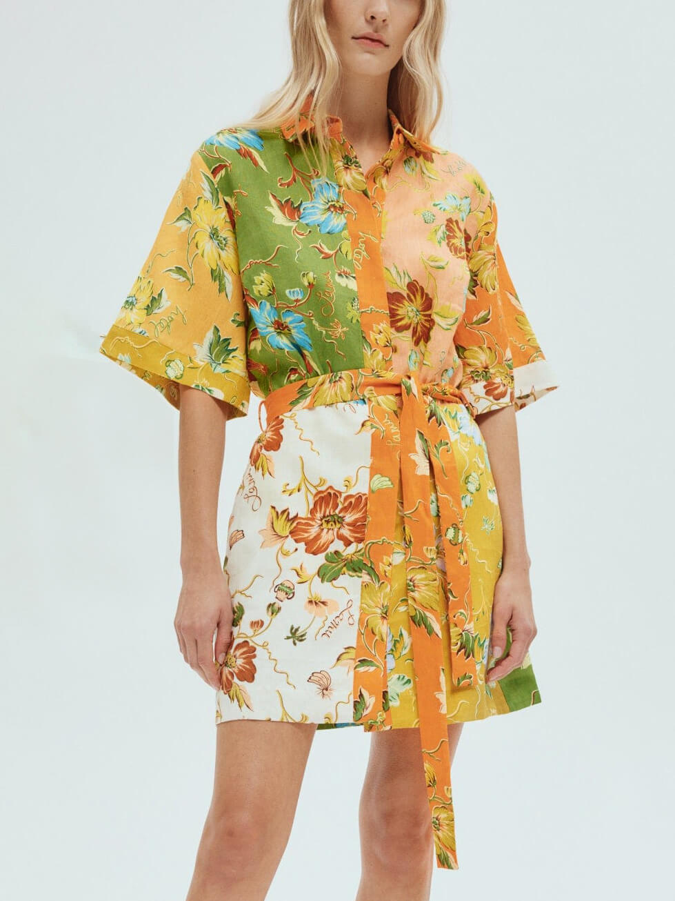 Unieke mini-jurk met contrasterende bloemenprint