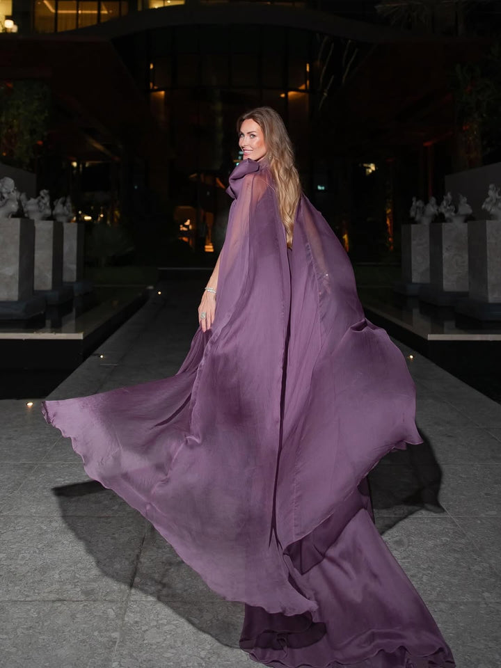 Mauve chiffon kappekjole med sløjfeærmer og plisseret maxi-length