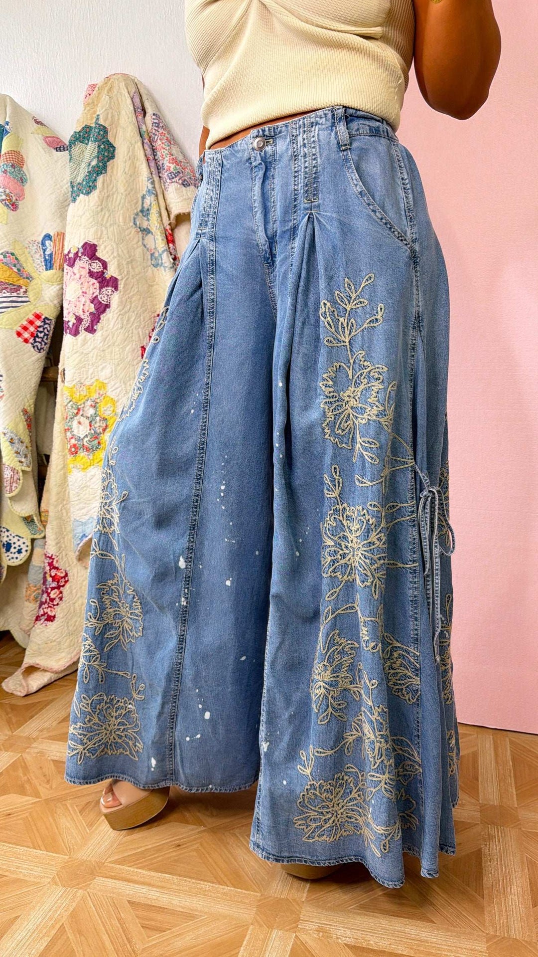 Denimbukser med brede ben og blomsterdetaljer
