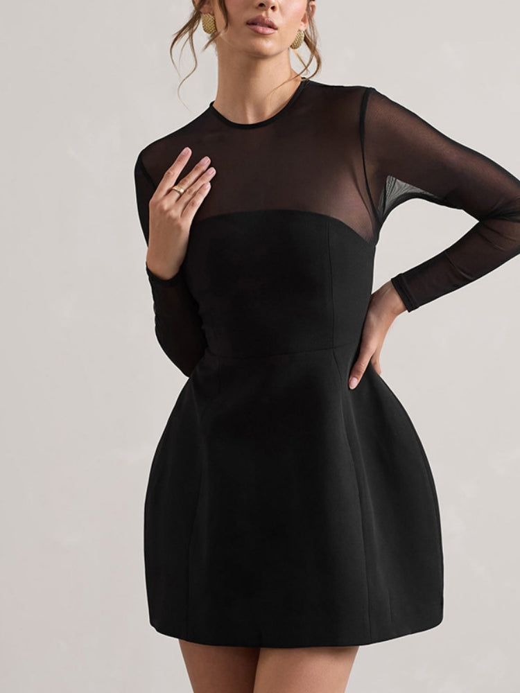 Gennemsigtig og elegant mesh-minikjole