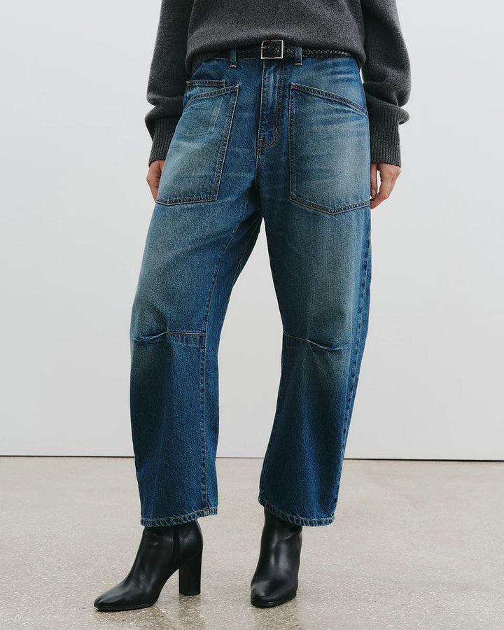 Blusa capa de gasa transparente y jeans de silueta curva