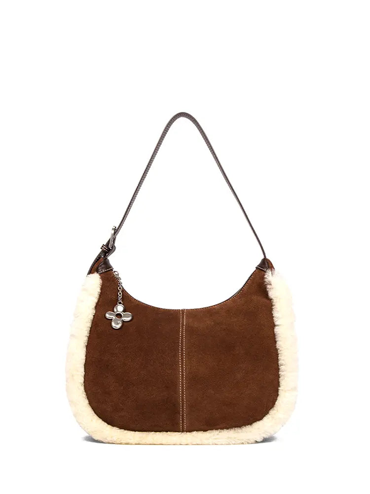 Schultertasche im Hobo-Stil aus Lammfell in Halbmondform