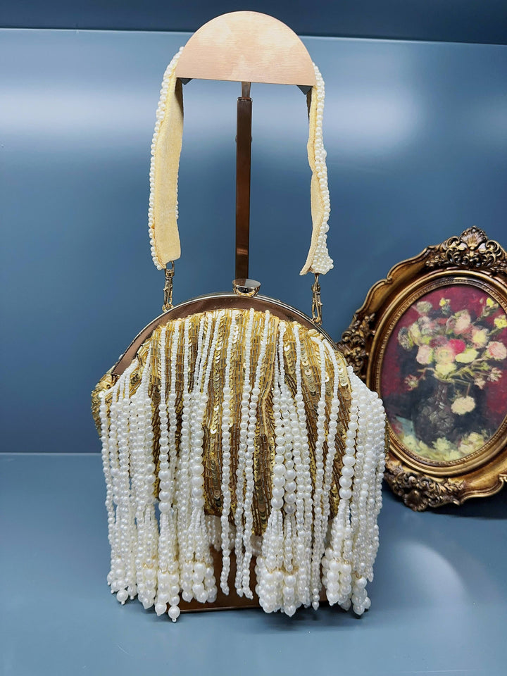 Sakiewka z haftowanym złotym kryształem i rączką