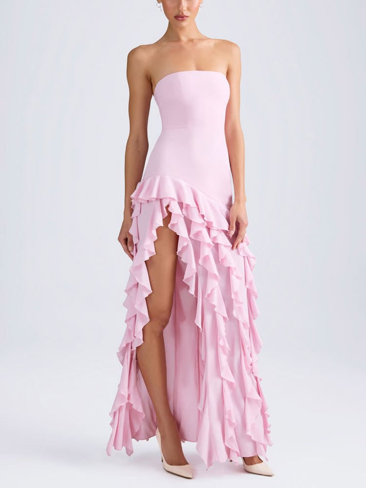 Axelbandslös klänning med volang i rosa