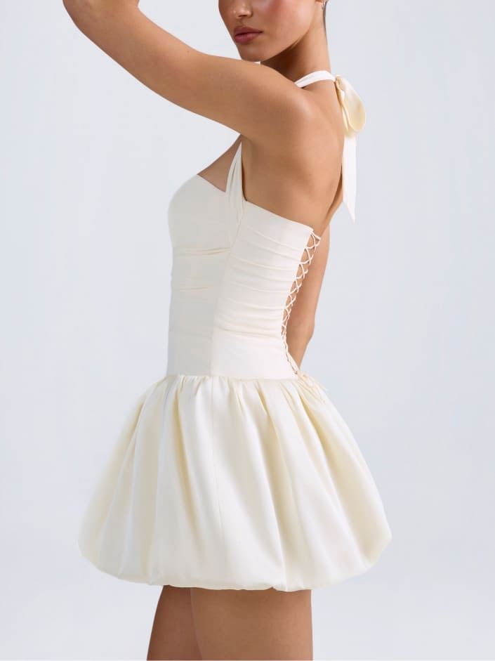 Micro-mini-jurk met halternek en vetersluiting met bubbelzoom in ivoor