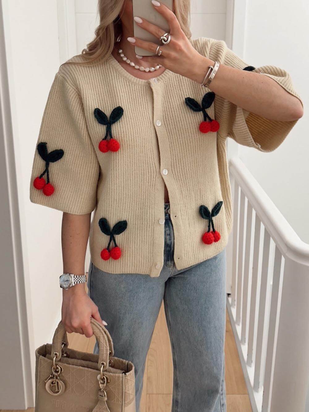 Cardigan con grazioso maglione con scollo a V e decorazione a ciliegia