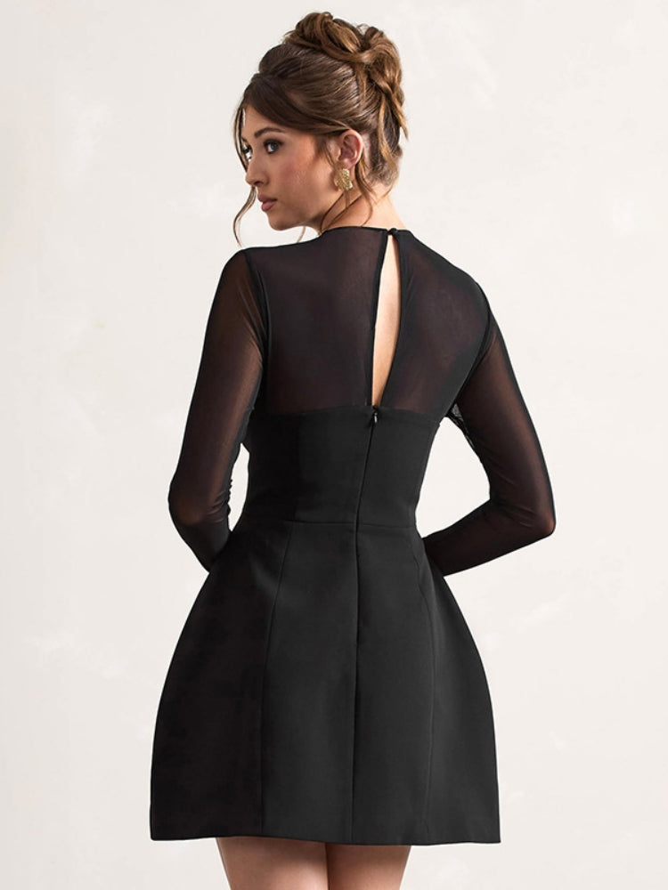 Gennemsigtig og elegant mesh-minikjole