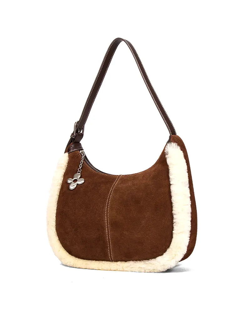 Schultertasche im Hobo-Stil aus Lammfell in Halbmondform