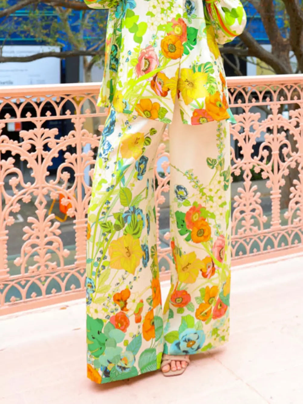Κοστούμι παντελονιού με λουλουδάτο στάμπα ραμμένο με σιλουέτα