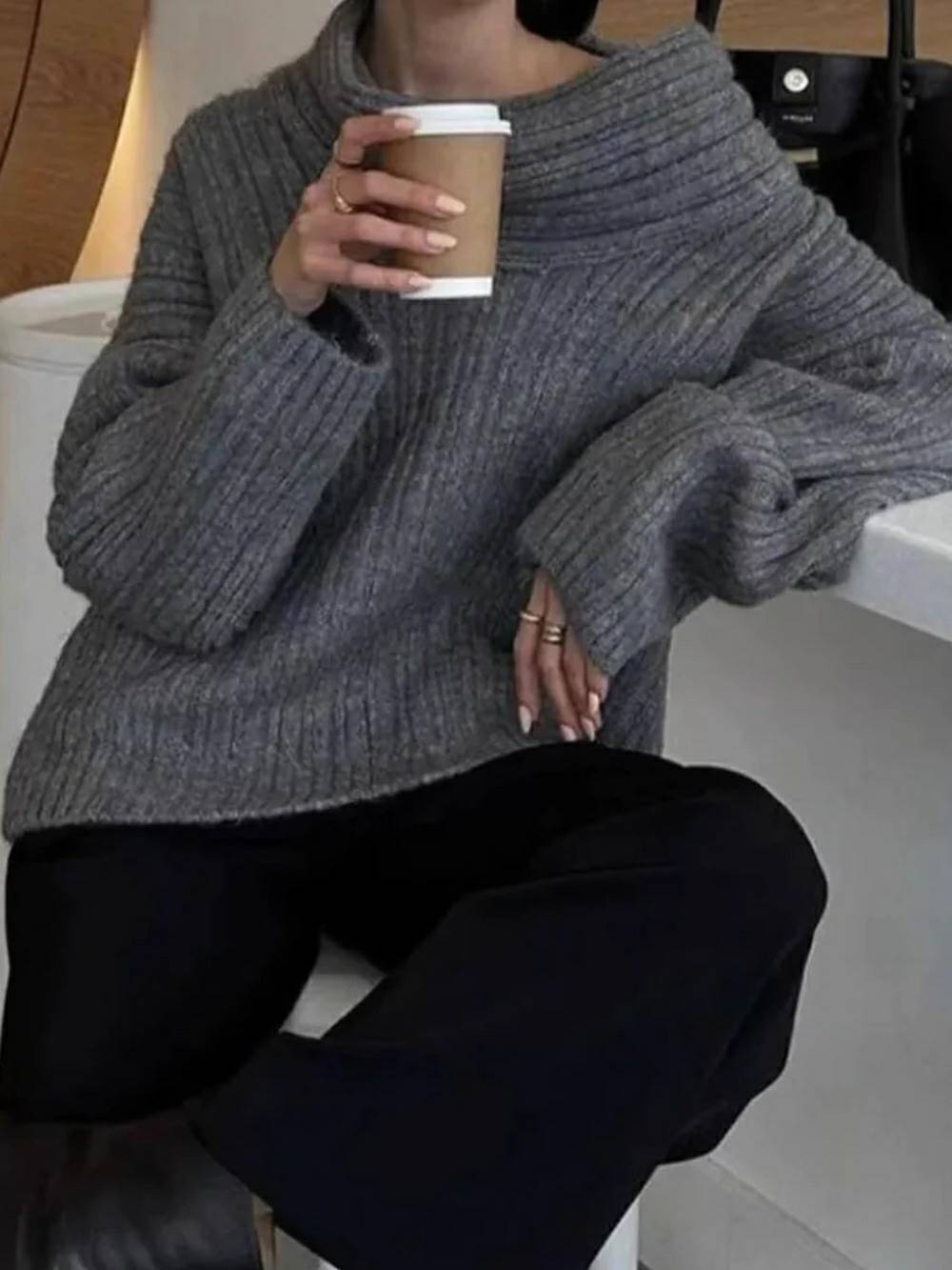 बड़े आकार का हाई रोल निट स्वेटर