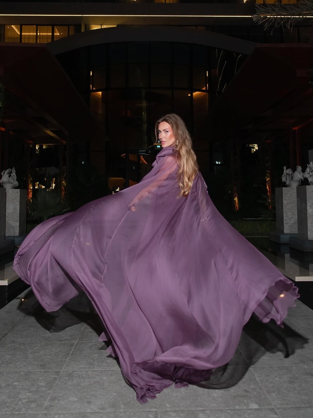 Mauve chiffon kappekjole med sløjfeærmer og plisseret maxi-length