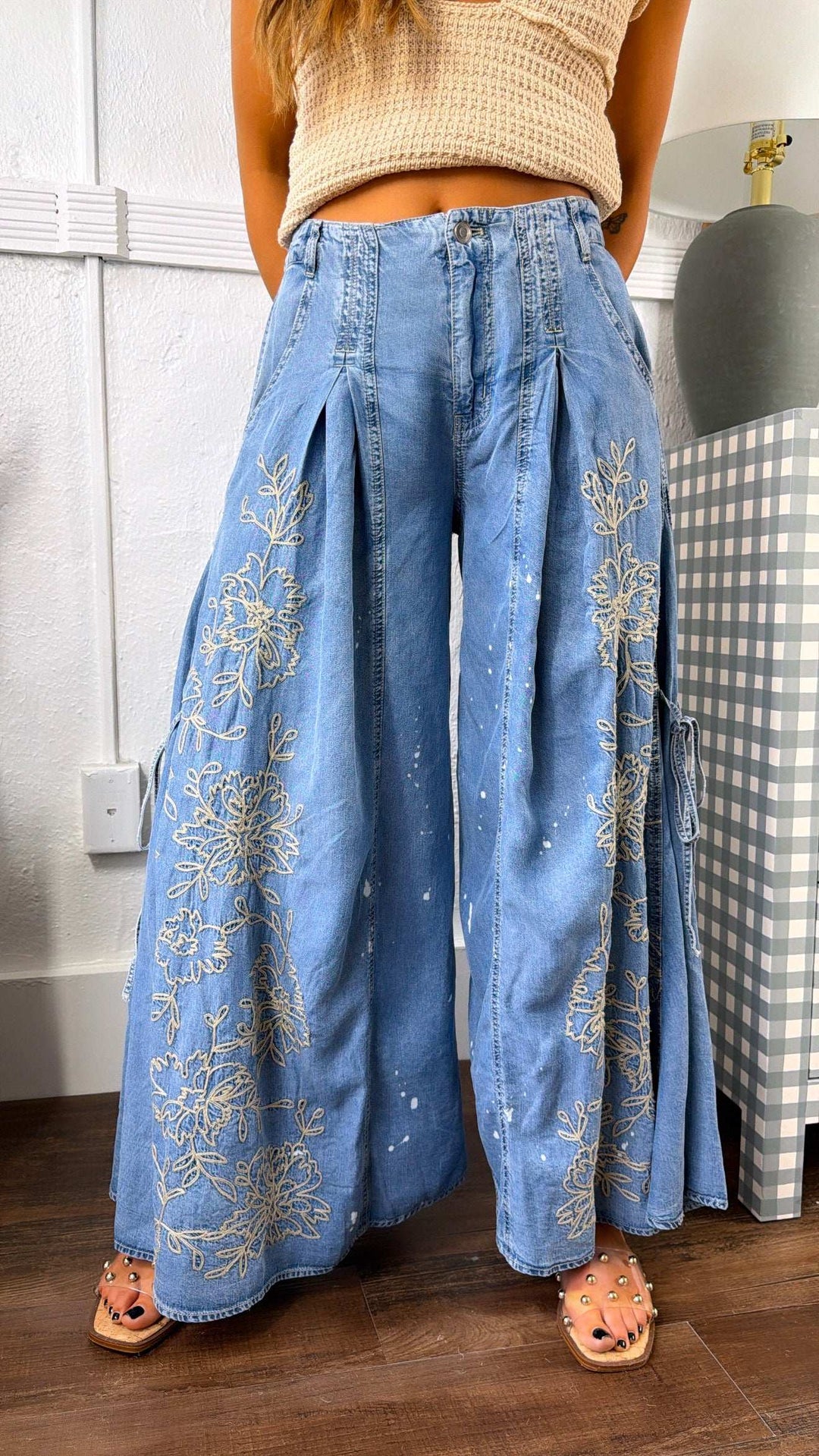 Denimbukser med brede ben og blomsterdetaljer