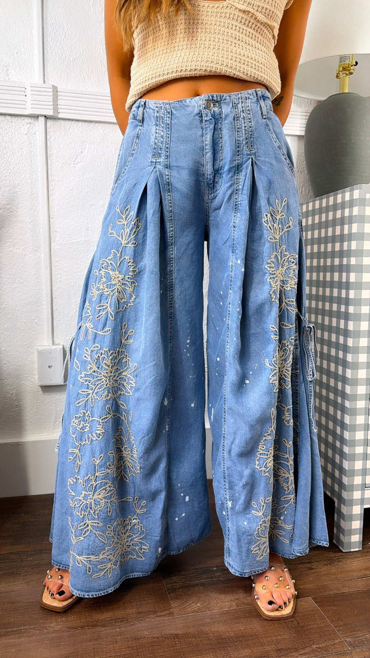Denimbukser med brede ben og blomsterdetaljer