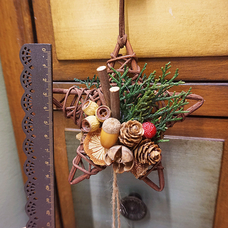Wisiorek do dekoracji świątecznych - zawieszka do samochodu z szyszkową sosną leśną