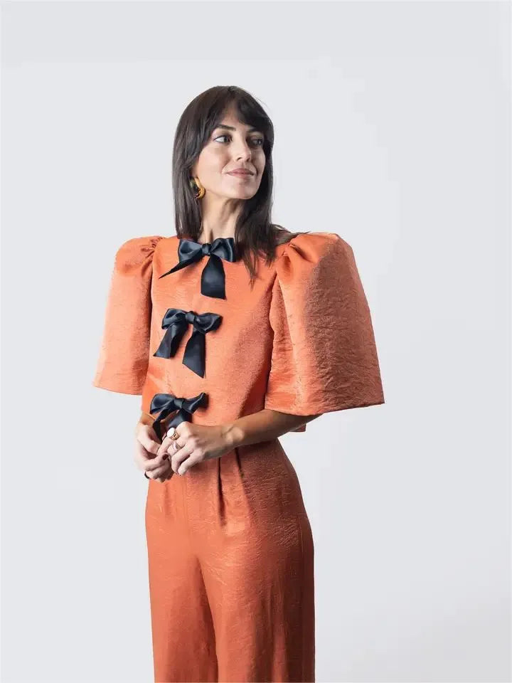 Conjunto de blusa con lazo color naranja quemado de Martínez