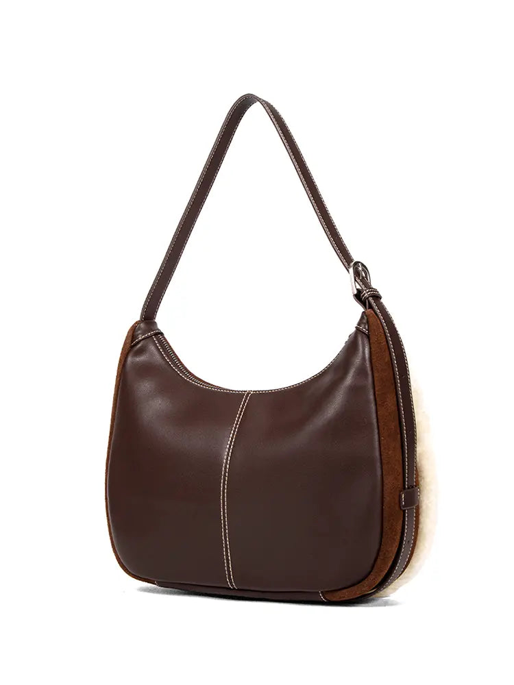 Schultertasche im Hobo-Stil aus Lammfell in Halbmondform