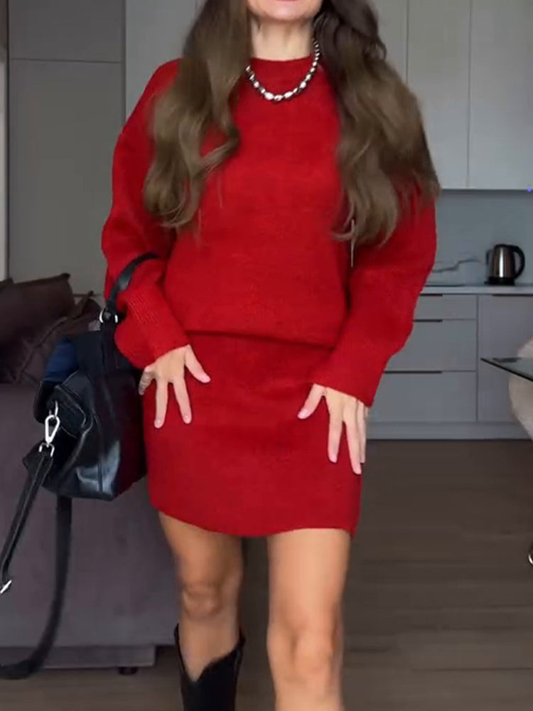 Conjunto de suéter e mini saia de malha de cor sólida