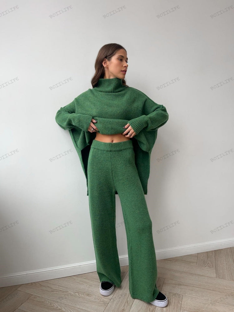 Set de pantaloni tricotati largi cu pulover cu guler înalt și despicătură