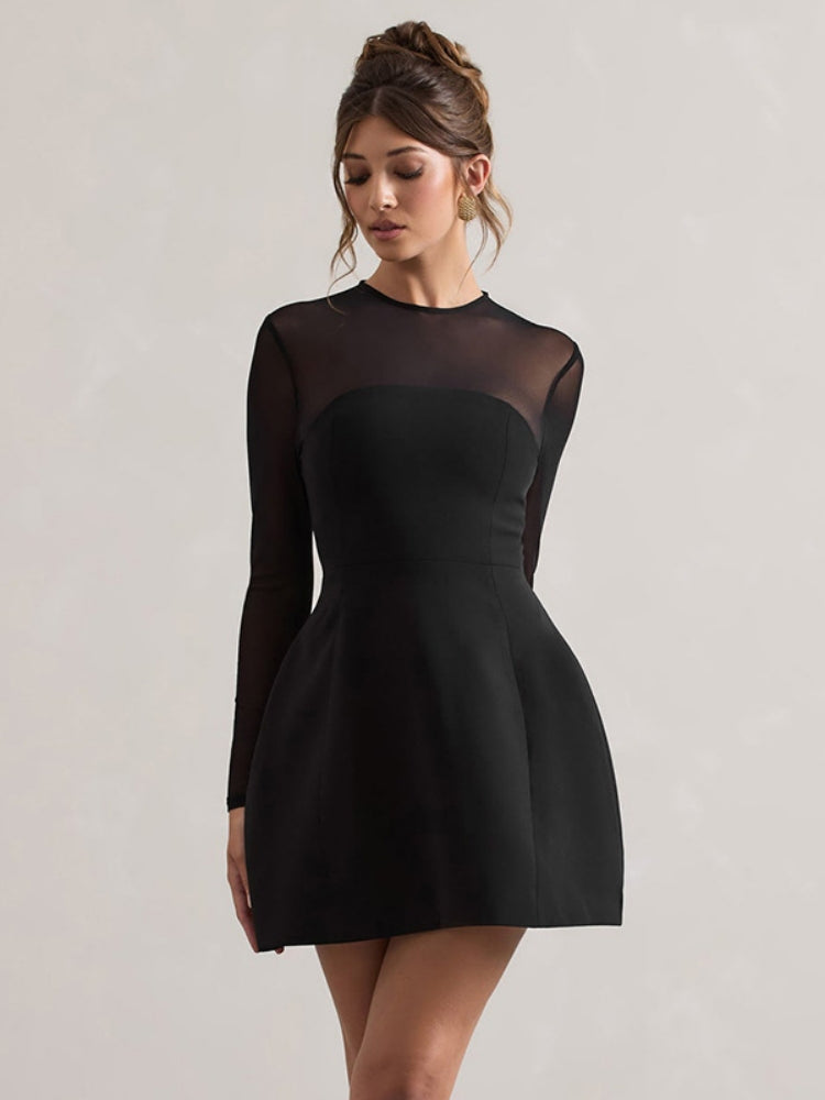 Gennemsigtig og elegant mesh-minikjole