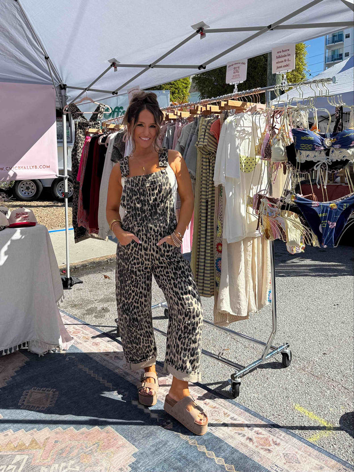 Leopardmønstret tønneoverall