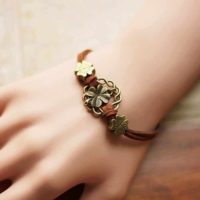 Weihnachtliches handgemachtes Waldperlen-Schneeflocken-Armband