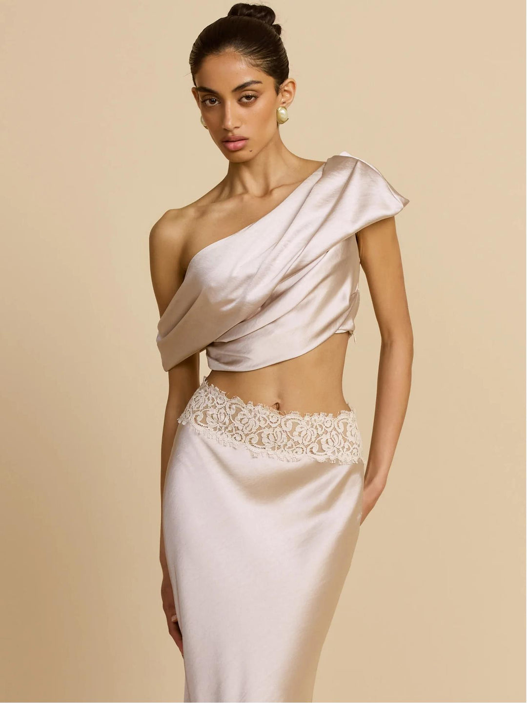 Elegante geplooide set met rok en één schouder