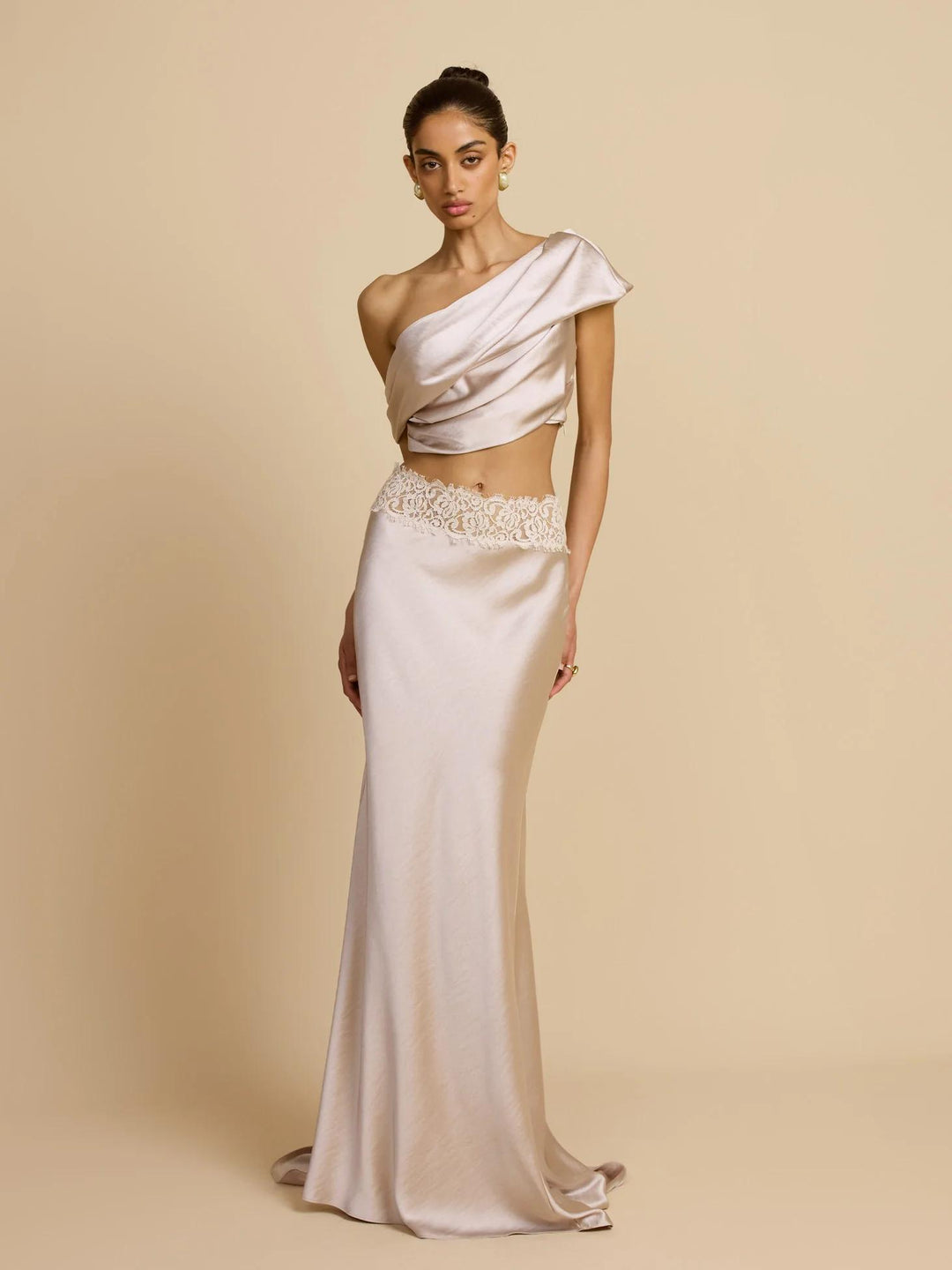 Elegante geplooide set met rok en één schouder