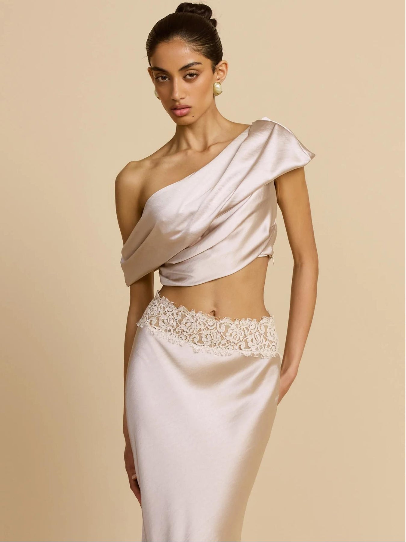 Elegante geplooide set met rok en één schouder