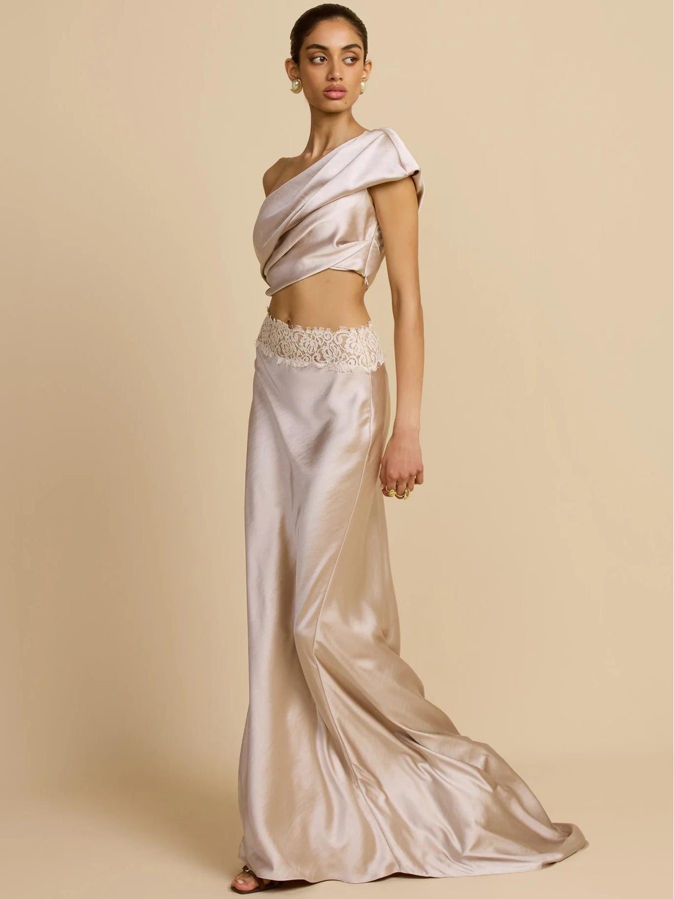 Elegante geplooide set met rok en één schouder