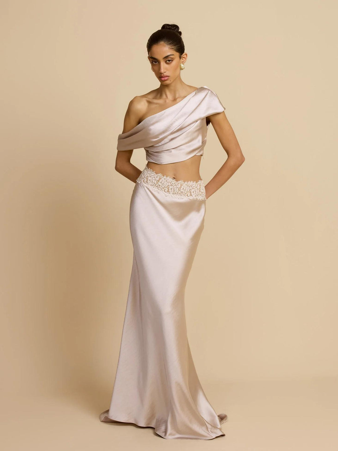 Elegante geplooide set met rok en één schouder