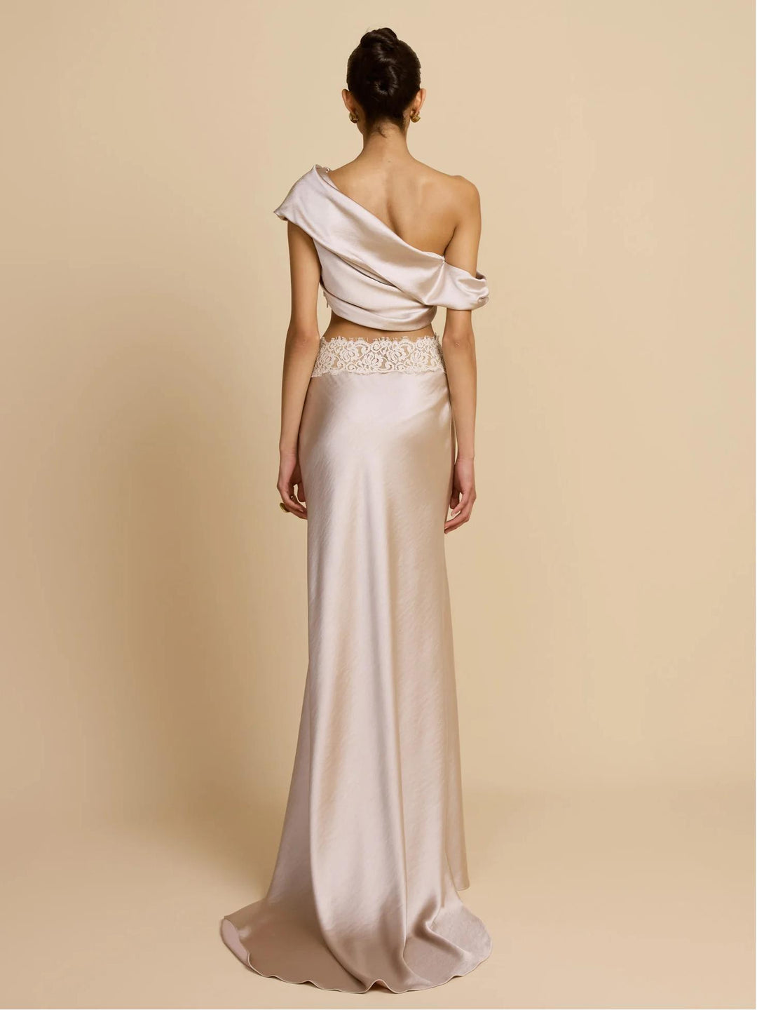 Elegante geplooide set met rok en één schouder