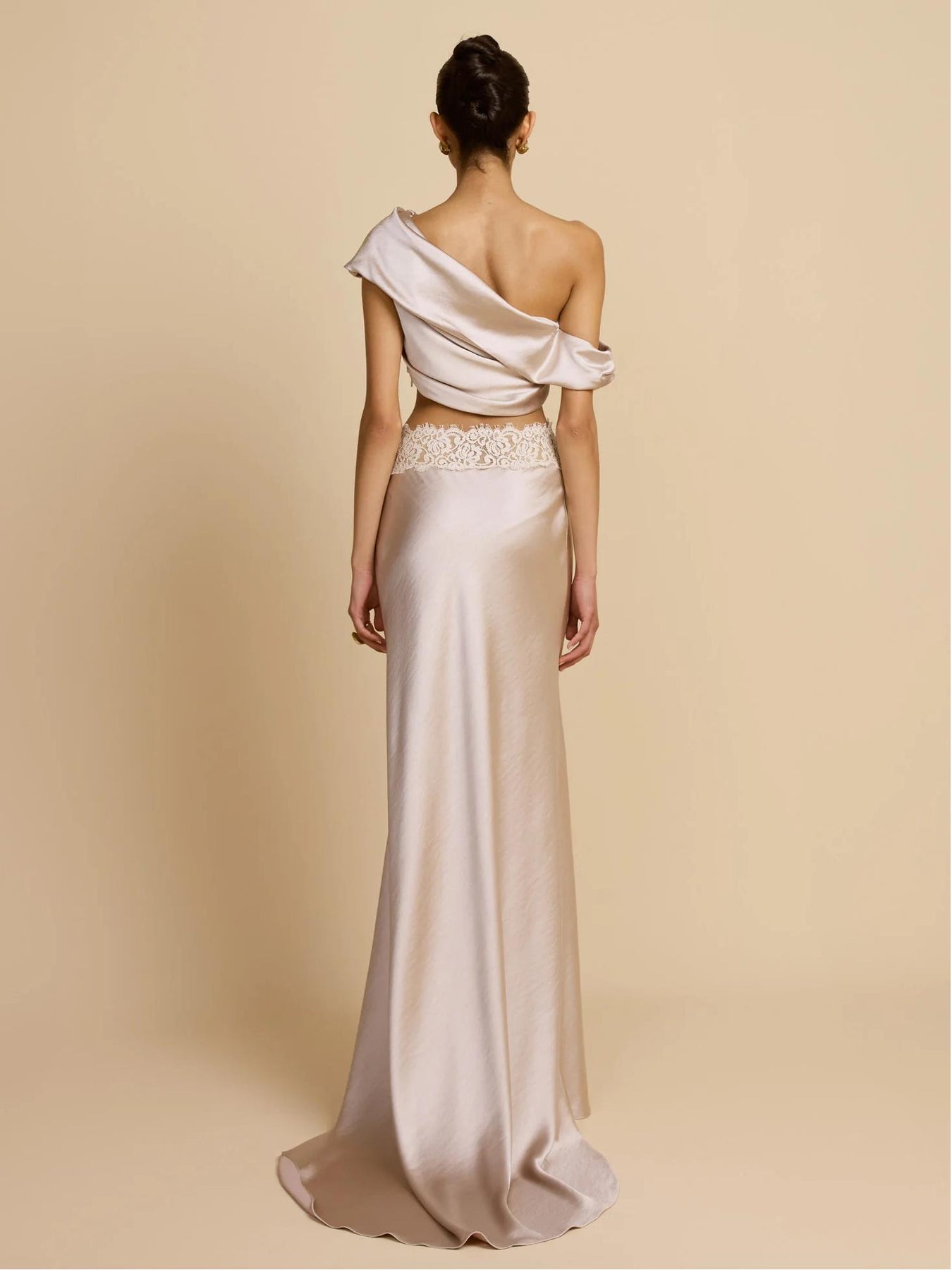 Elegante geplooide set met rok en één schouder