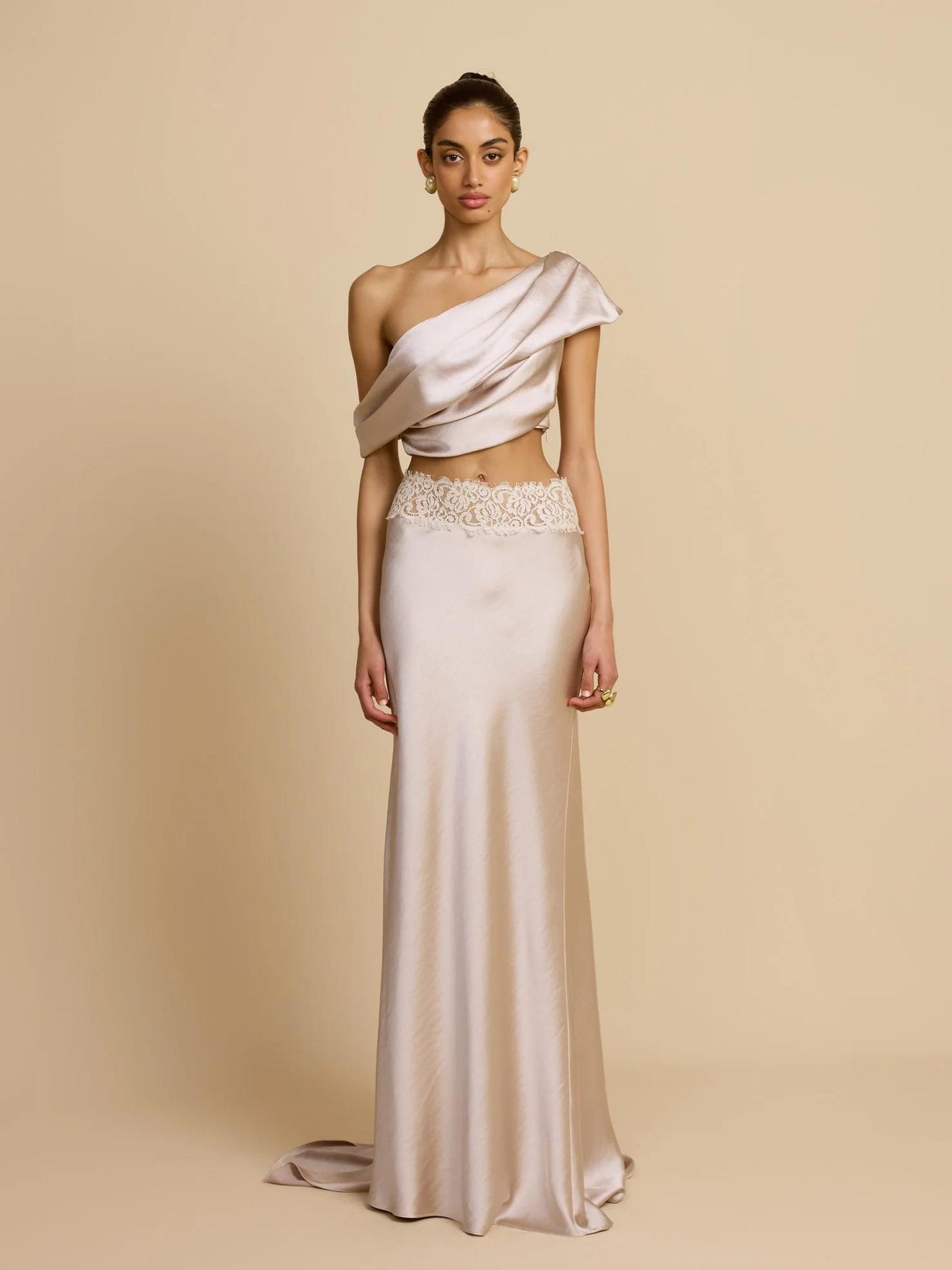 Elegante geplooide set met rok en één schouder