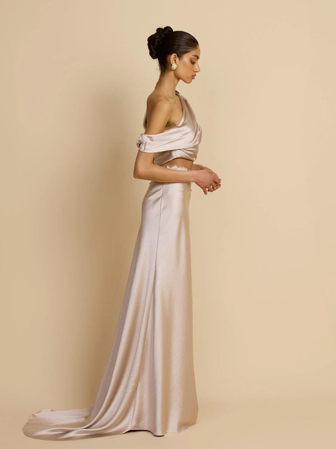 Elegante geplooide set met rok en één schouder