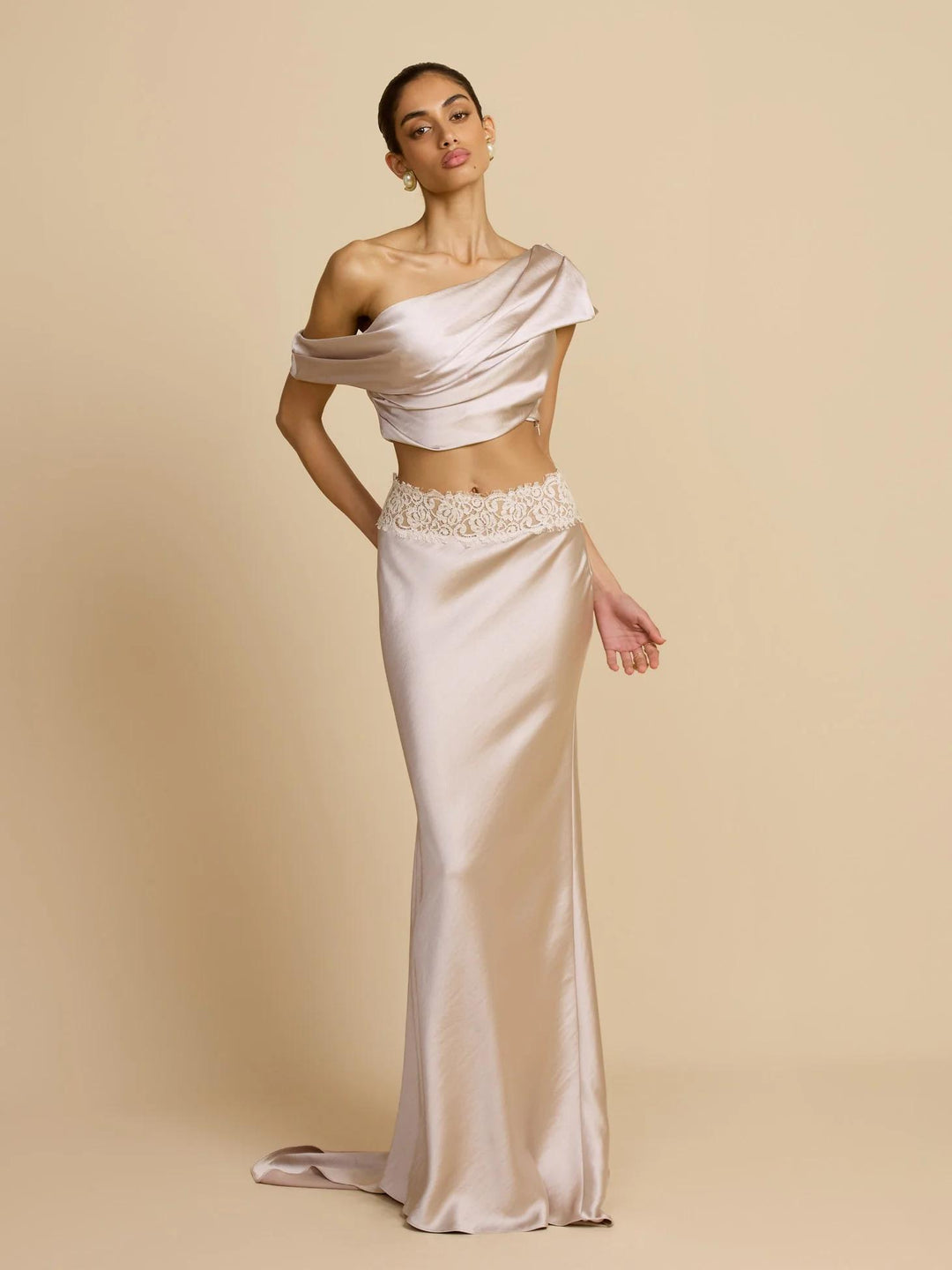 Elegante geplooide set met rok en één schouder