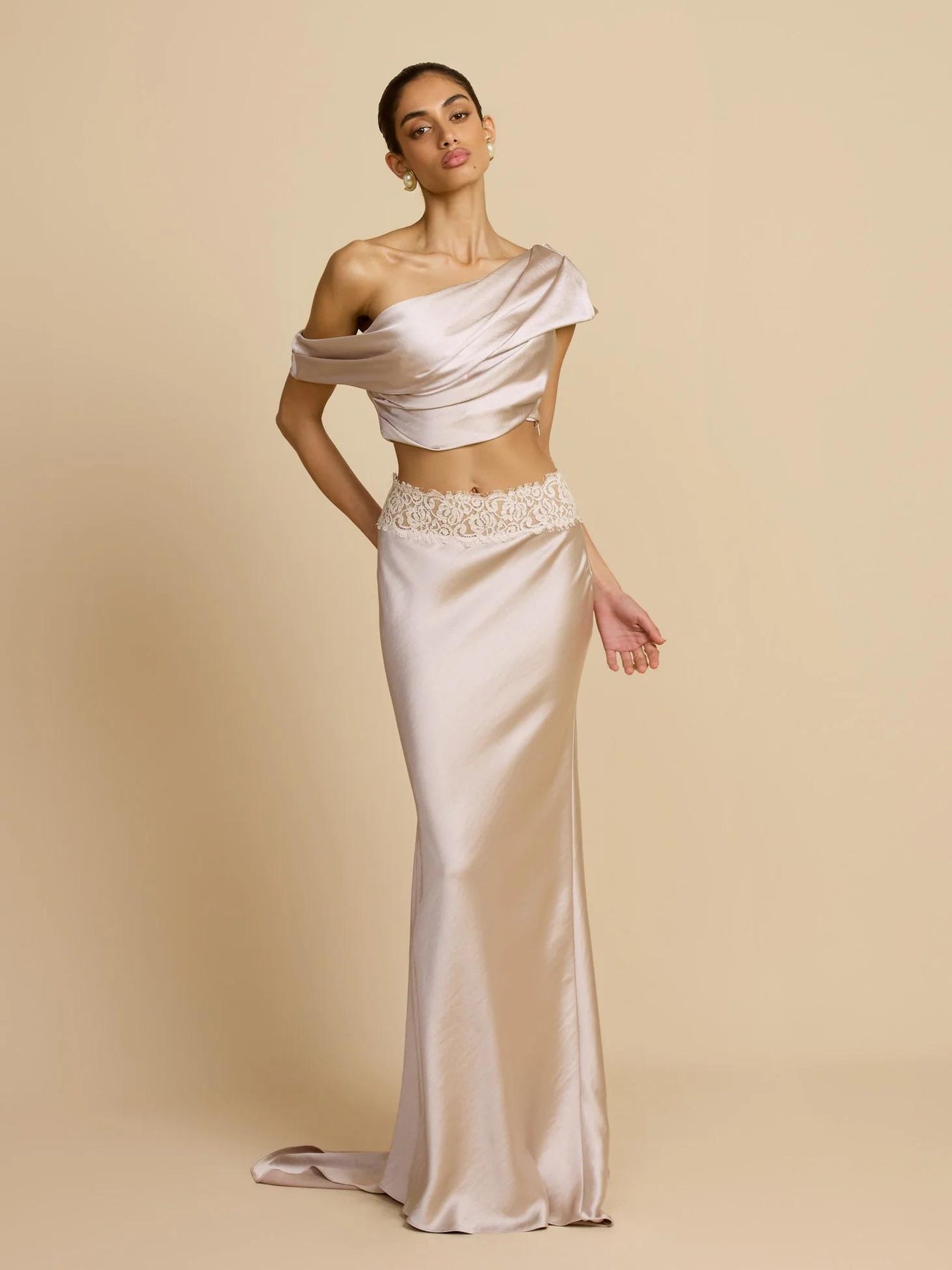 Elegante geplooide set met rok en één schouder