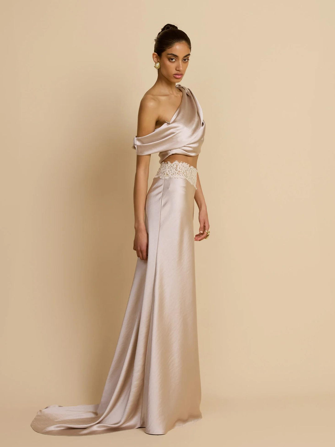 Elegante geplooide set met rok en één schouder