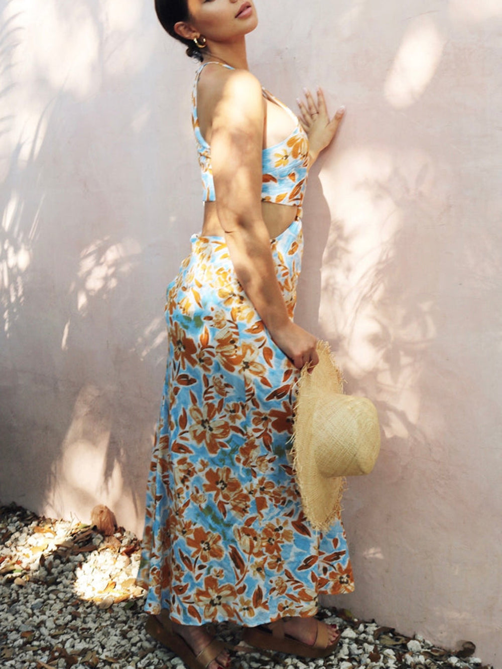 Wiązana sukienka midi z wycięciem w kolorze błękitu i pomarańczowych kwiatów