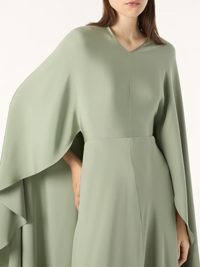 Maxikleid mit drapiertem Cape