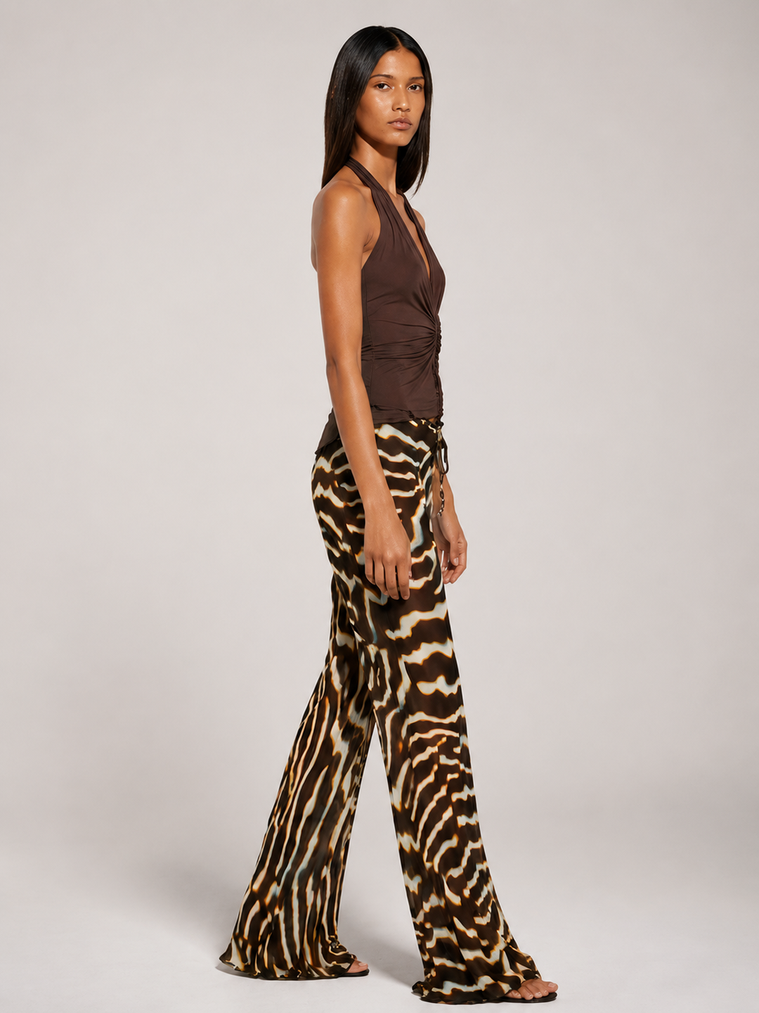 Pantaloni svasati con motivo astratto a zebra