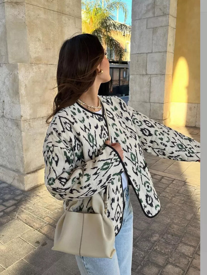 Chaqueta fina acolchada con estampado geométrico