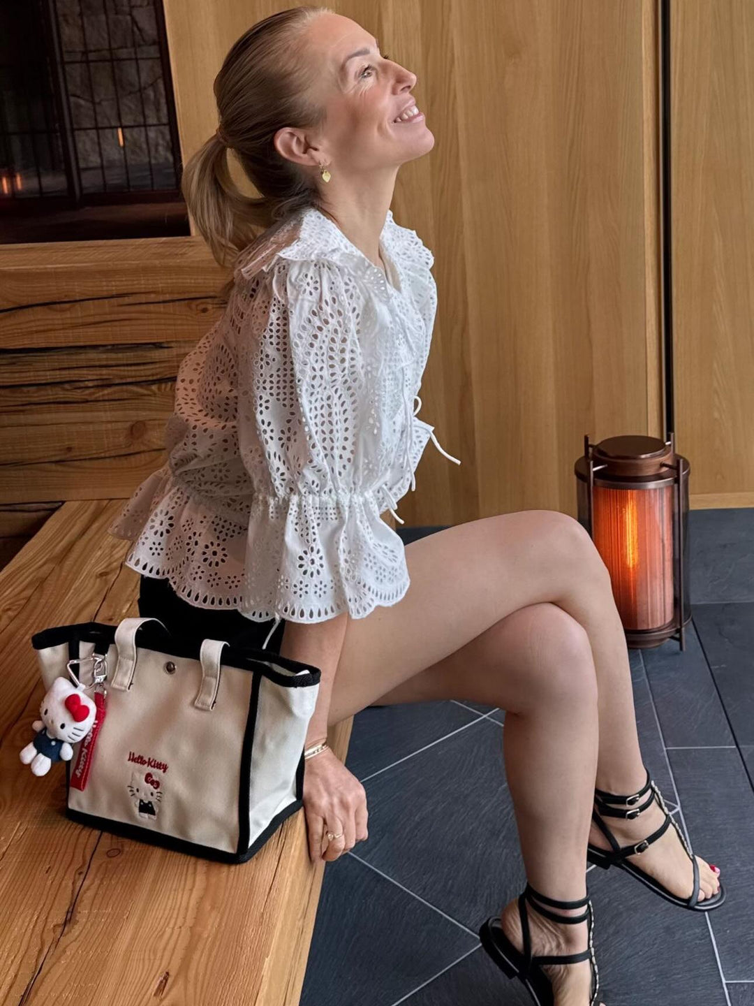 Blusang Peplum na may Eyelet Lace at Ruffled na Kwelyo