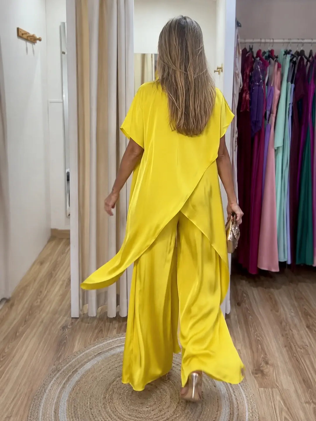 Completo a due pezzi fluido e drappeggiato