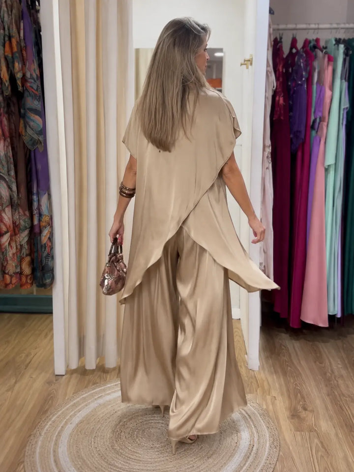 Completo a due pezzi fluido e drappeggiato