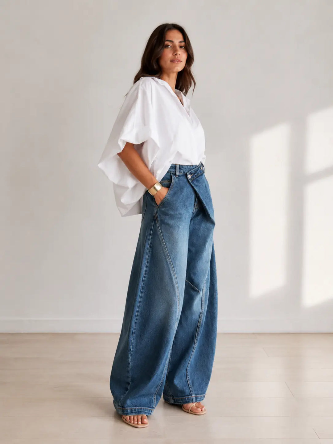 Asymmetrische Hose mit weitem Bein und Cape-Bluse