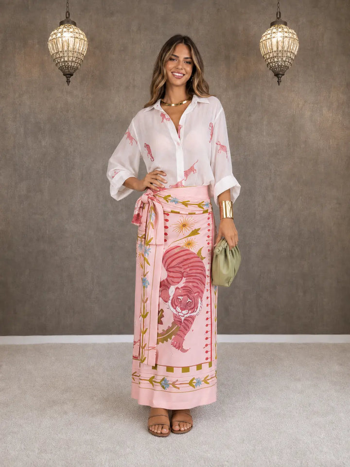 Conjunto de camisa marcante e saia envelope