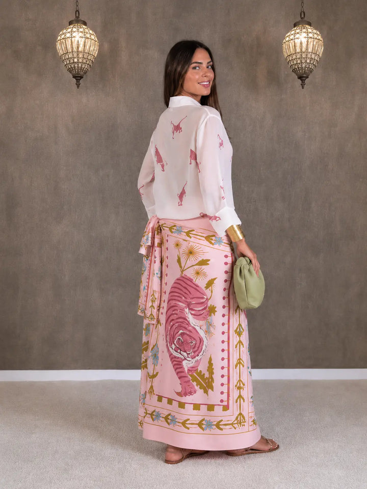 Conjunto de camisa marcante e saia envelope