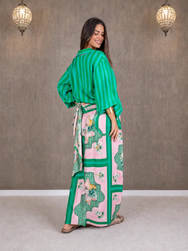 Conjunto de camisa marcante e saia envelope