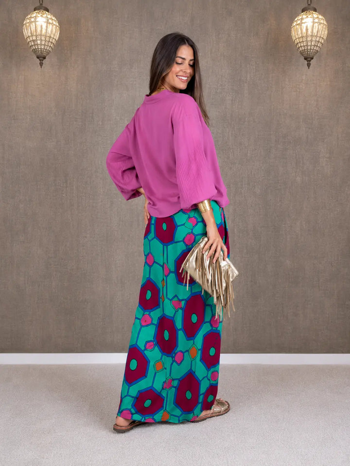 Conjunto de camisa marcante e saia envelope