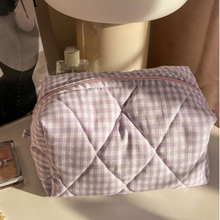 चेरी हस्तनिर्मित मेकअप बैग के साथ गुलाबी गिंगहैम